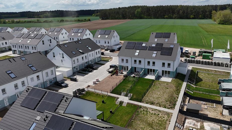 Nur noch ein Neubau-Reihenhaus verfügbar – Erstbezug in Roth-Eckersmühlen; KfW 40 – Foto 1