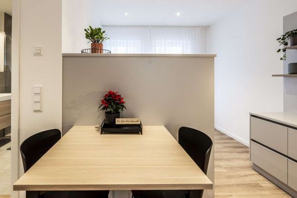 Nuova costruzione! Completamente arredato con cucina realizzata da un falegname e mobili di alta qualità realizzati da un falegname! Balcone esposto a sud!