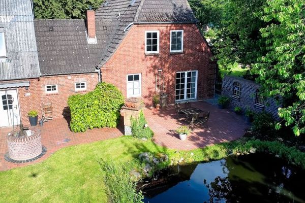 Raumwunder mit XXL-Grundstück nahe Husum: Wohnen, Gewerbe & Wellness vereint!