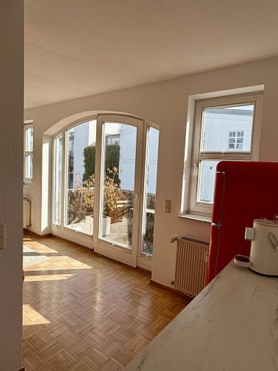 Bezugsfrei in Flingern: 1-Zimmer-Wohnung mit Balkon, Keller und Tiefgarage – Wohnraum