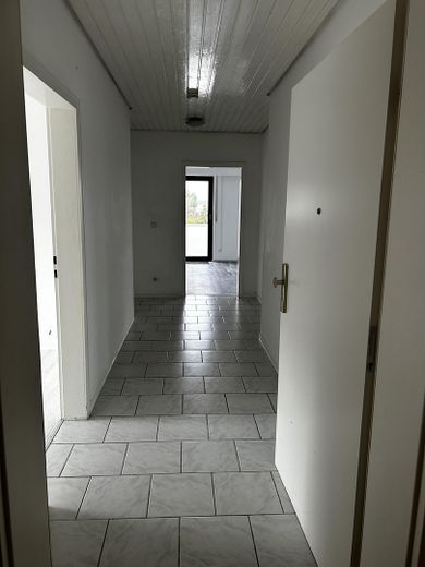 Appartement lumineux de 3 pièces sous les combles avec balcon – Photo 2