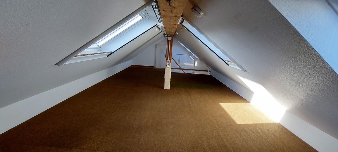 Dachboden mit Fenstern