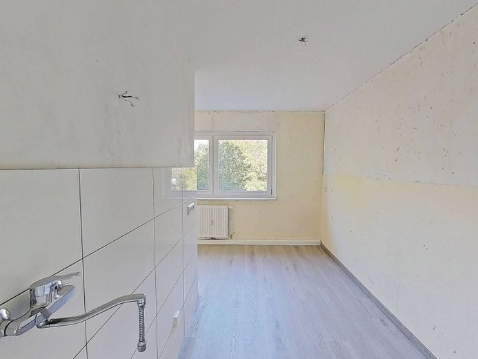 KENDİNİZ YENİLEYİN VE TASARRUF EDİN: BALKONLU ve bol ışık alan büyük 4 odalı daire – Ansicht I: Küche