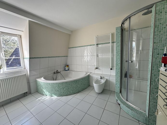 Villa mit Gutshauscharakter auf 3500m²-unverbaubarer Seeblick in Kieler Stadtrandlage – Badezimmer 1. OG