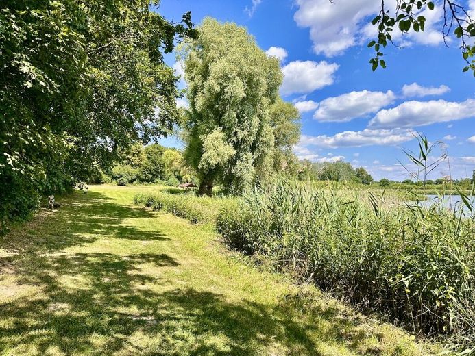 HORN IMMOBILIEN ++ RESERVIERT++ Ferienhaus am See in Lebehn bei Krackow – Weg zur Badestelle