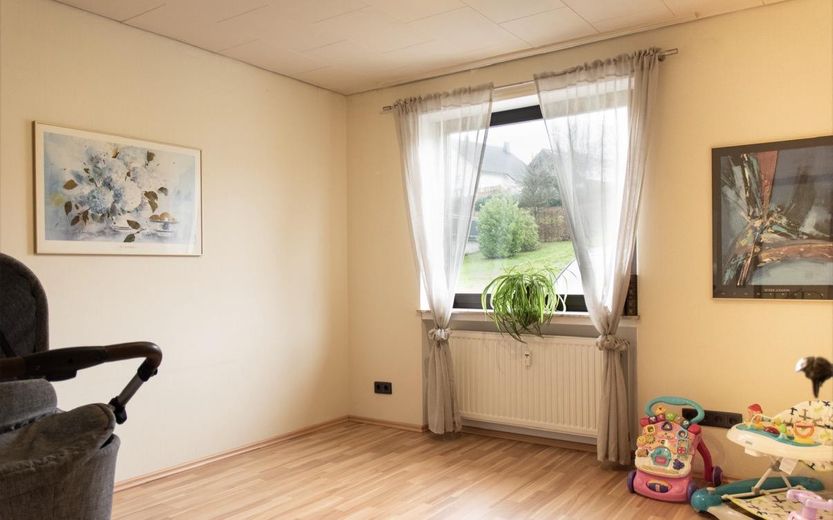 Exklusiver freistehender Bungalow mit Einliegerwohnung, Fernblick, Doppelgarage & großem Garten – Foto 7
