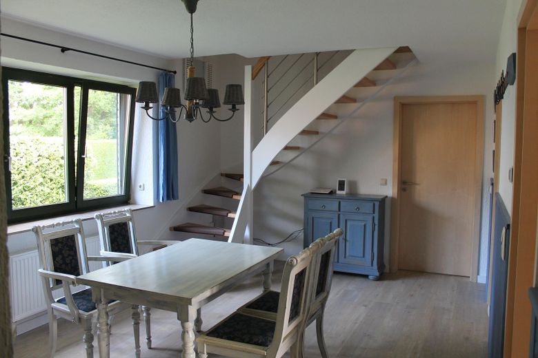Einfamilienhaus mit 2 Extra-Wohneinheiten – Treppe zum Obergeschoss