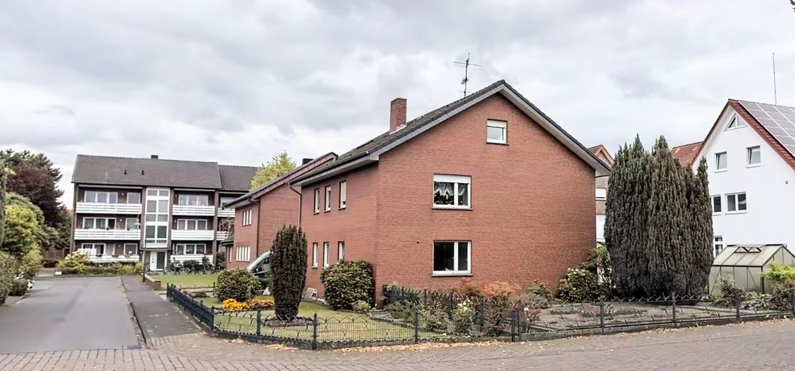 Ein- oder Zweifamilienhaus auf großzügigem Grundstück in zentraler Lage von Harsewinkel – Außenansicht 