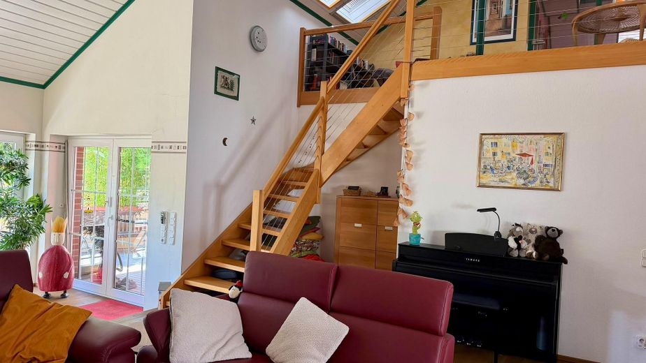 Freistehendes Einfamilienhaus mit Einliegerwohnung – Treppe zum Schlafzimmer