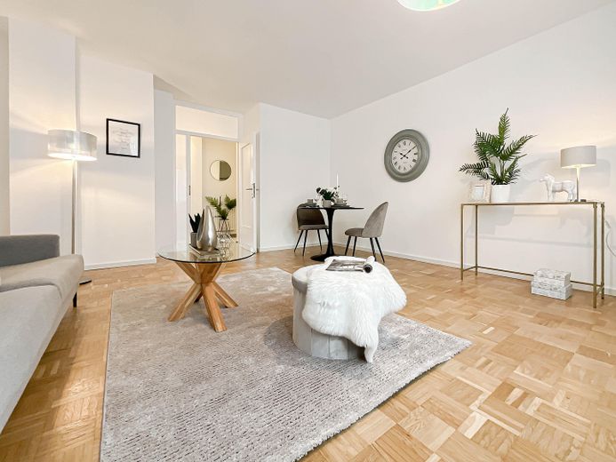 Wilhelmplatz ve Schreventeich yakınında, komisyonsuz, yeni yenilenmiş zemin kat dairesi ve park yeri – Wohnzimmer 6