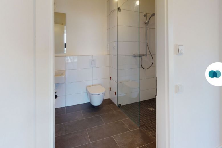 Moderne 3-Zimmer-Wohnung mit Balkon und komfortablem Badezimmer mit Dusche und Badewanne! – Badezimmer I mit Dusche