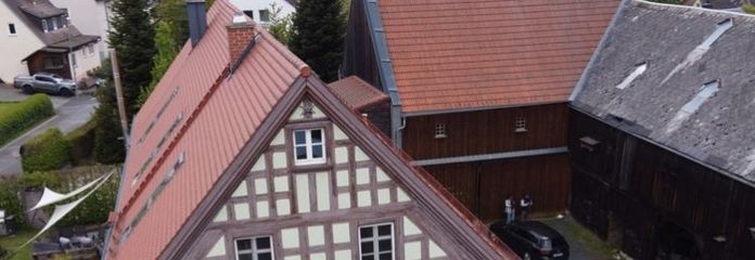 Freiraum für Macher: Denkmal-Dreiseithof mit 2 Wohneinheiten mit ca. 400m² , Scheunen & Südgarten
