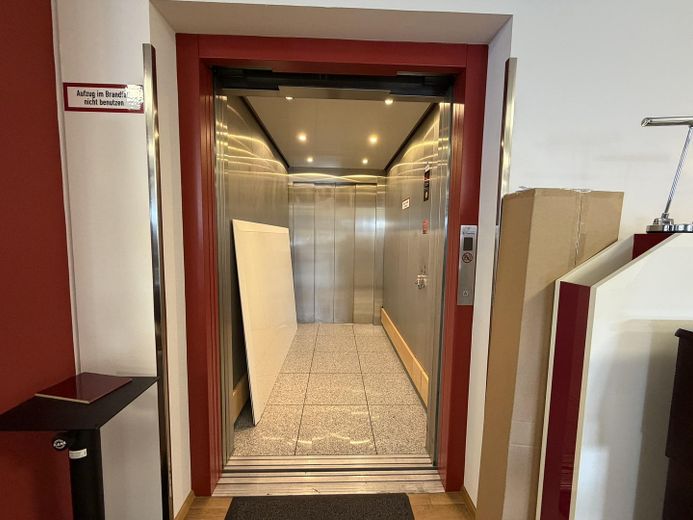 Immobile commerciale polivalente con showroom, capannone e unità abitativa a Heusenstamm – Aufzug EG/OG/Lager