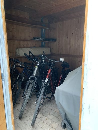 Mieszkanie z dużą ilością przestrzeni w domu i ogrodzie – Fahrradgarage 