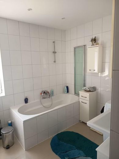 RESERVIERT  Attraktive 3-Zimmer-Eigentumswohnung 80 m² mit Balkon 7.800€ p.a. – Bad