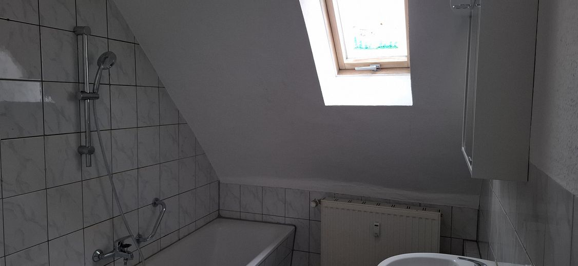 4-Raum-DG-Wohnung mit Garage in Kretzschau – Bad
