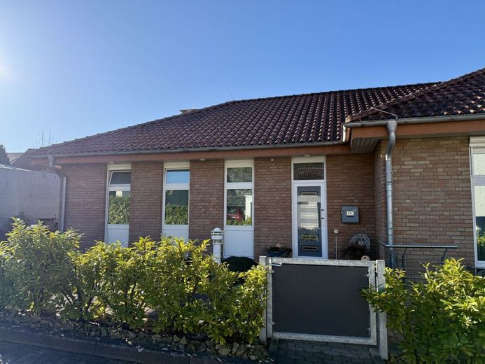 Flexible 240 m² Gewerbefläche - Bungalow für moderne Arbeitswelten – Eingang