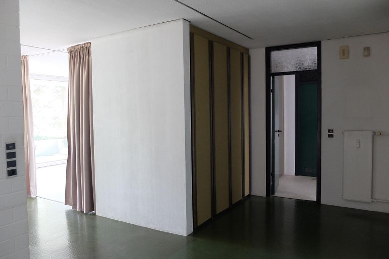 Diele,  Richtung Schlafzimmer