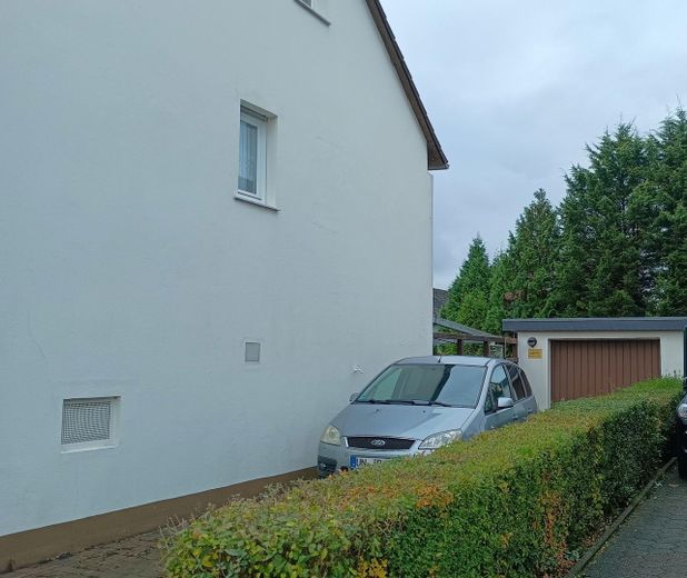 Einfahrt und Garage