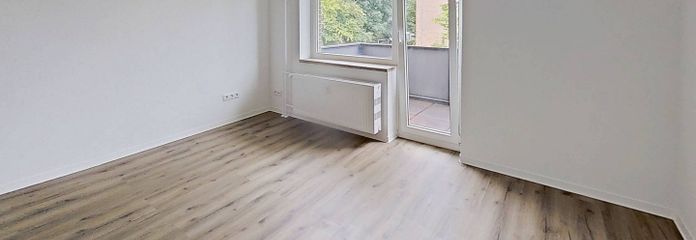 Die Blätter fallen, Ihre Miete auch: Gemütliche 2-Zimmer-Wohnung mit BALKON im Norden von Rendsburg – Ansicht I: Wohn- und Esszimmer