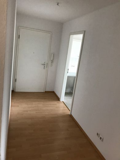 Vivir rodeado de naturaleza en el centro de Berlín | Amplio piso de 2 habitaciones con balcón y plaza de garaje subterráneo | sin comisión – Flur
