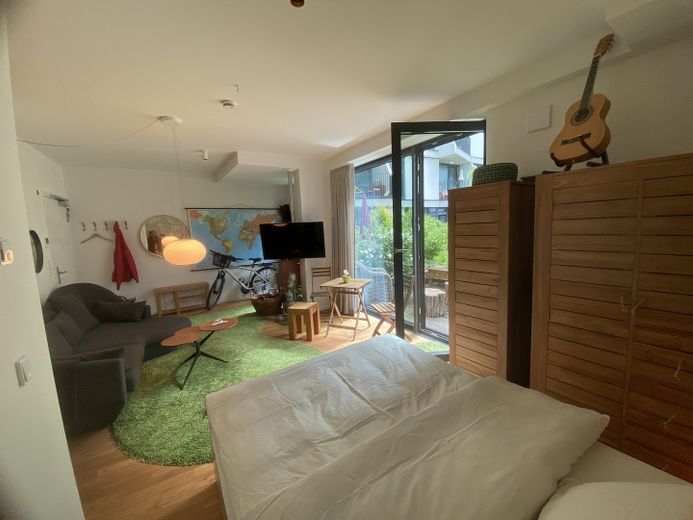 Alt Treptow'da teraslı, yüksek kaliteli mobilyalı stüdyo, Berlin Kreuzberg Neukölln Alt Treptow üçgeni – Raumansicht vom Bett