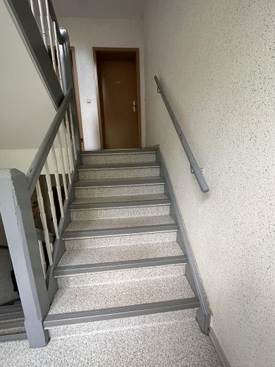 Sorglos-Investment mit Rendite-Booster: zwei vermietete 2-Zimmer-Wohnungen nahe Leipzig! – Treppenaufgang