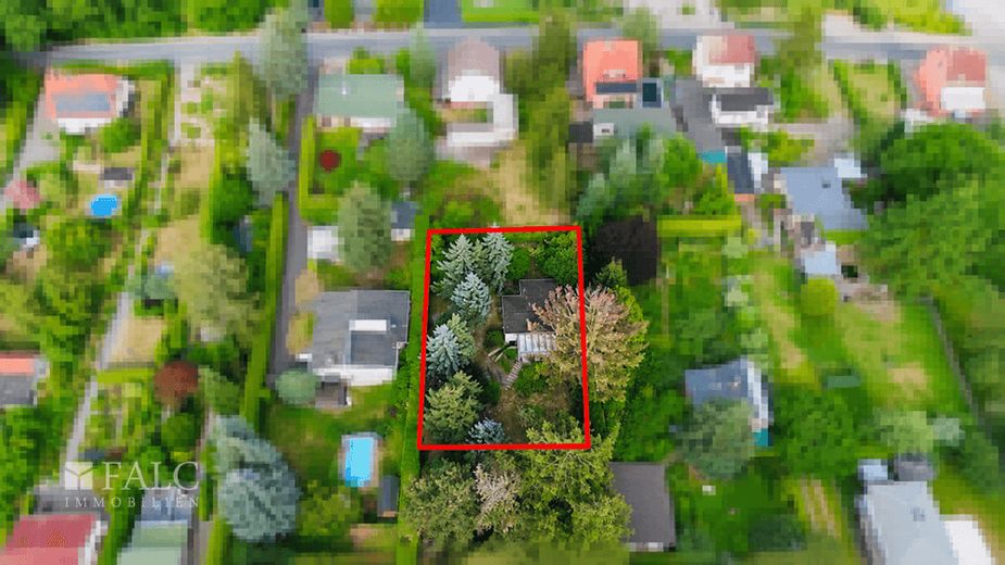 Idyllisch gelegenes Baugrundstück mit kleinem Bestandsbau – Luftbild