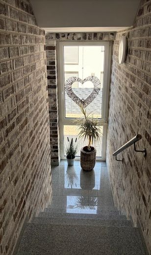 Teilmöblierte barrierearme 3 Zimmer Wohnung mit Balkon und Aufzug in ruhiger Lage – Flur