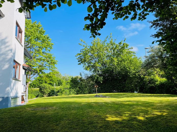 Wohnen in Überlingen: Großzügige 3-Zimmer-Oase mit Balkon, Aussicht & 2 Stellplätzen – Garten