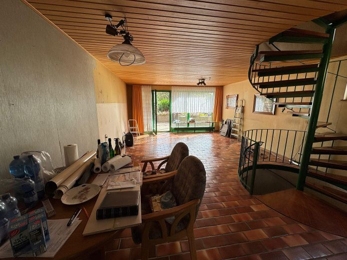 Charmantes Reiheneckhaus mit Garten, Balkon & Dachterrasse in sonniger Lage – Wohnzimmer