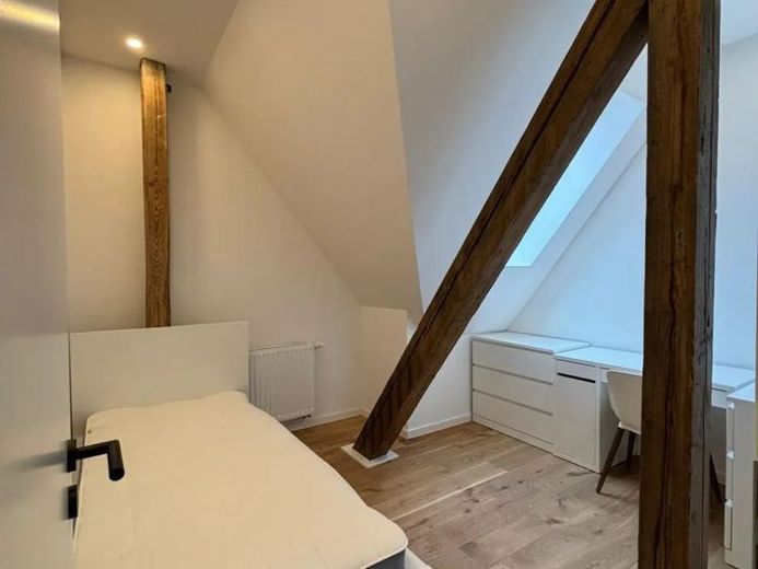Klein aber fein: Renoviertes Zimmer in Top-Location – Foto 1