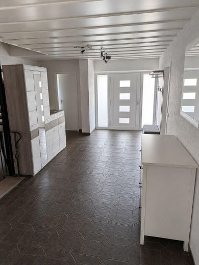 Bungalow bien entretenu avec piscine – Flur