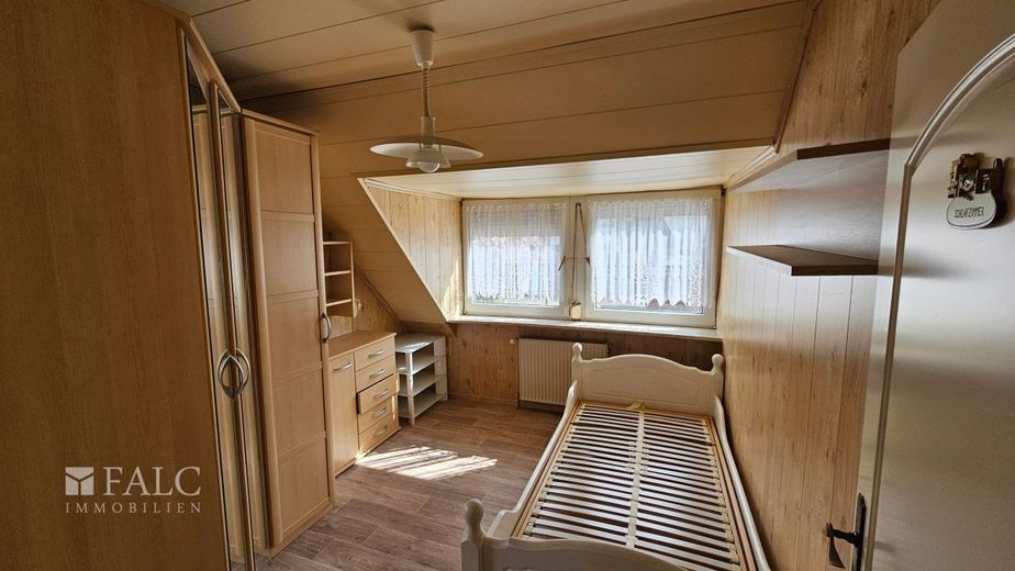 Charmantes Einfamilienhaus in ruhiger Lage ! – Zimmer OG