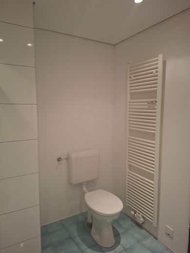 Sonniges Wohnglück mit Parkett, Balkon & frisch saniertem Wannenbad in Essen-Haarzopf – Badezimmer