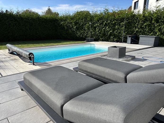 !SAHİBİNDEN SATILIK! Çift garajlı ve ısıtmalı havuzlu, son derece bakımlı 6 odalı şehir villası – Terrasse mit Pool 