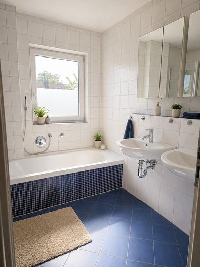 Doppelhaushälfte in München-Untermenzing - familienfreundlich, nachhaltig, durchdacht – Bad - OG Badewanne/Waschbecken