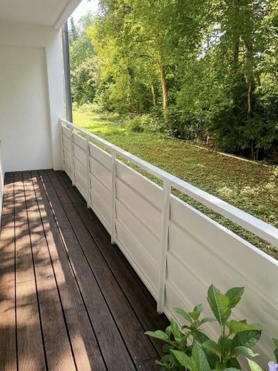Provisionsfrei: Kernsanierte 2-Zi.-Wohnung mit 2 Balkonen & TG-Platz – Bogenhausen, bezugsfrei – Gartenbalkon Schlafzimmer