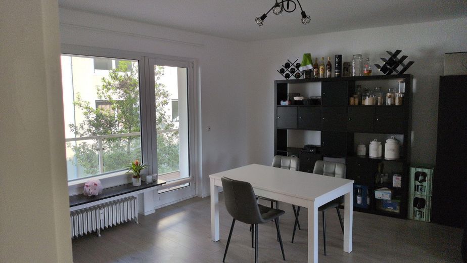 3,5 Raum-Whg. City, 2 Balkone, modernisiert, Bad: Wanne + Dusche + Fenster – Essbereich mit Balkon