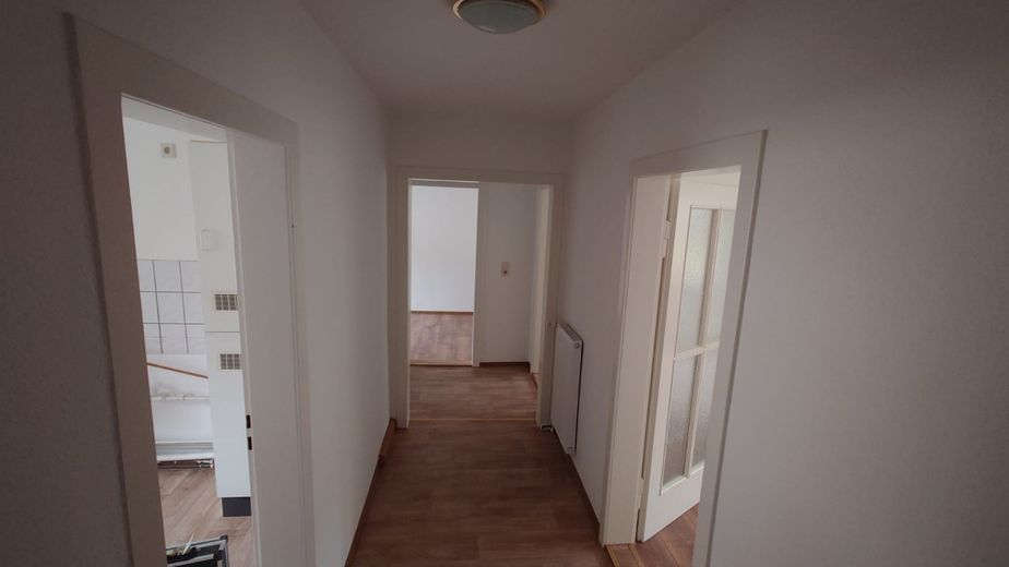 ohne Prov.: 3-Raum-Wohnung, große Küche, Bad mit Fenster, Wanne+Dusche, schön saniert+renoviert – Blick in den Flur