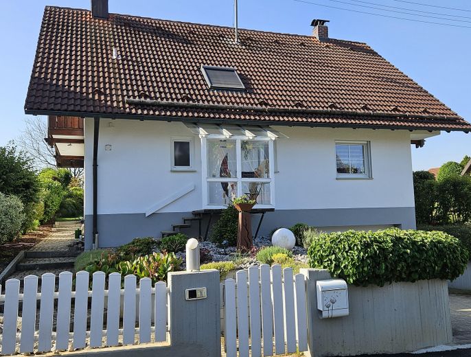 Komfortables Einfamilienhaus mit gepflegtem Garten in ruhiger, unverbaubarer Lage – Blick von Norden 1