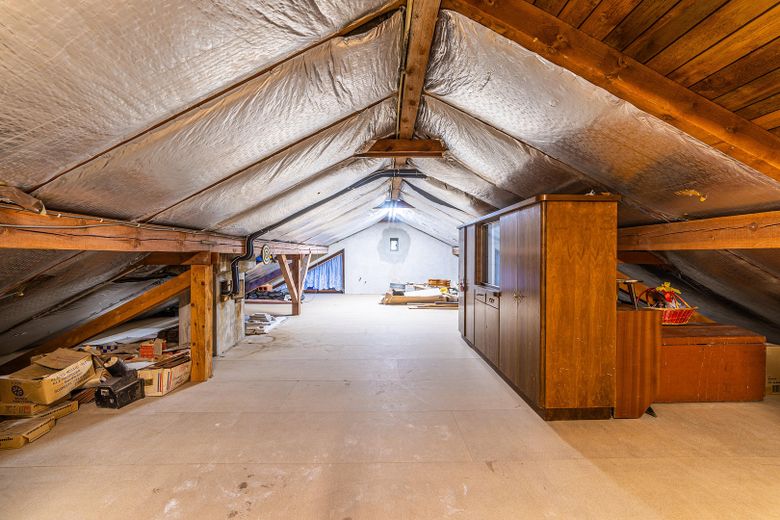 Zweifamilienhaus in Massivbau mit großem Garten in ruhiger Lage – Dachgeschoss