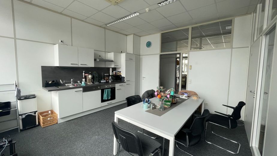 Bürofläche in Günzburg mit 250-500 m² | modern, klimatisiert, bezahlbar – 4_Küche mit EBK