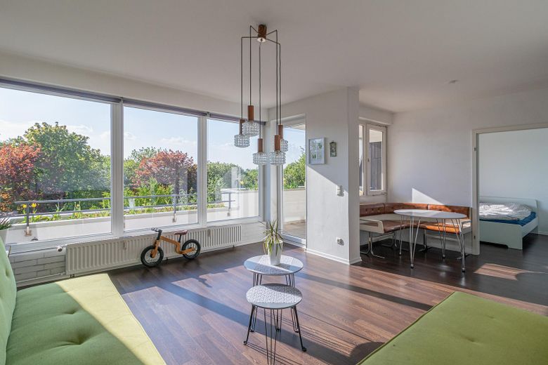 Designer terrace apartment (18 min. central station) nature, parking space (only temporarily 6-12 months) 1,700 € incl. additional costs – Wohnzimmer