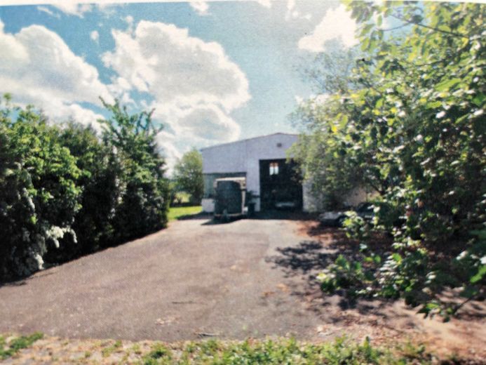 Büro(Wohnung), Werkstatt, Atelier, Ausstellungs/-Produktionshalle mit großem Grundstück – Haupteingang Halle