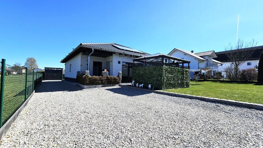 Neuwertiger Bungalow mit Einliegerwohnung &amp; hoher Energieeffizienz – Außenansicht
