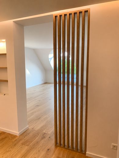Stilvoll saniertes Dachgeschoss mit Rundbogen-Gauben und Balkon in Kirchrode – Raumtrenner