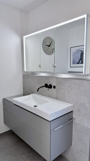 Bad mit Natursteinfliesen