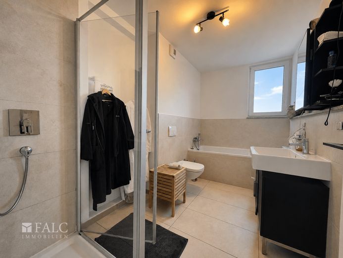 Urbanes Wohnen mit Skylineblick - modernes Wohnen am Frankfurter Riedberg – Badezimmer