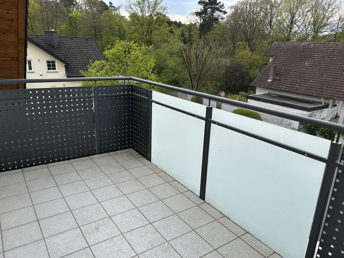 Lichtdurchflutete 2,5 Zimmer Eigentumswohnung, 79 qm in Rödermark/Breidert – West-Balkon Wohnzimmer
